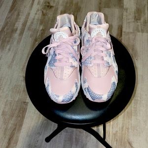 women’s snake skin rose gold huraches size 8